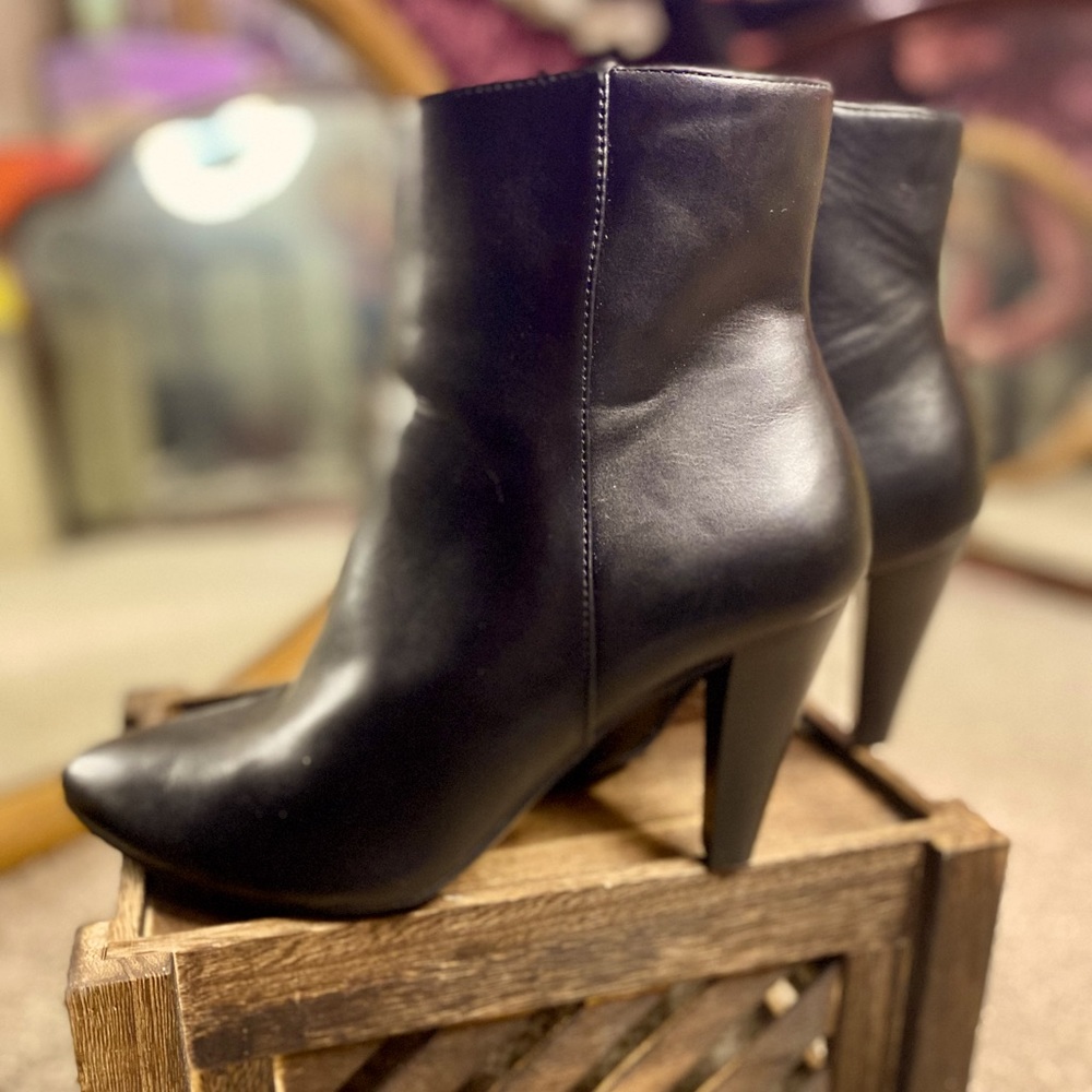 Halogen Tambra women’s black ankle bootie 9.5M